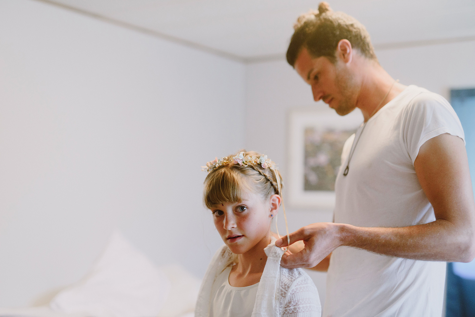 Groom helping his daughter get dressed for a Columbia River Gorge wedding