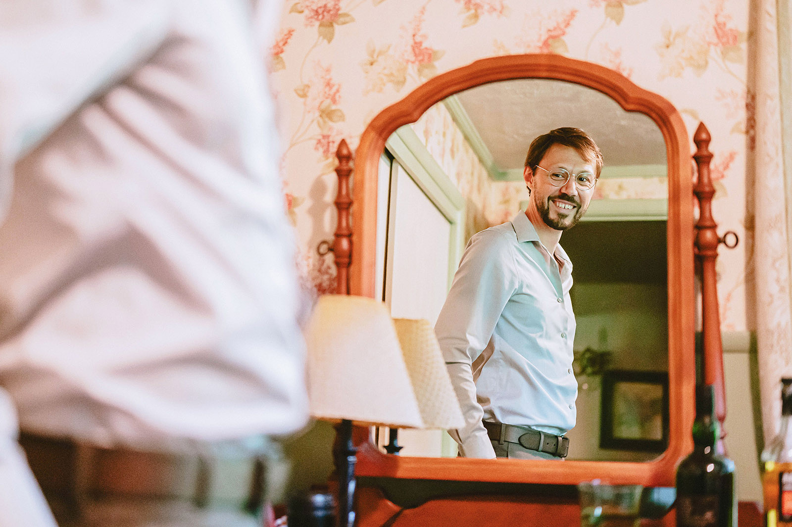 Groom looking in the mirror at Kelly's Trout Creek Inn, WA